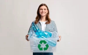 Mulher segurando embalagens recicláveis