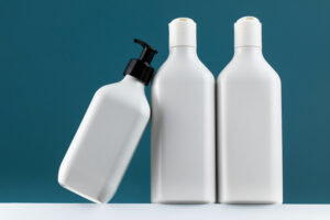 A embalagem influencia percepção de qualidade, experiência do consumidor e competitividade, ajudando marcas a se destacarem da concorrência.